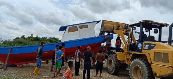 Septina Primawati Serahkan 14 Unit Kapal Tangkap Ikan dan Alat Tangkap Kepada Nelayan Inhil