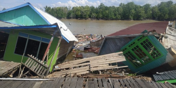 Inhil Longsor Lagi, 4 Rumah di Kecamatan Tanah Merah Ambruk Masuk ke Sungai