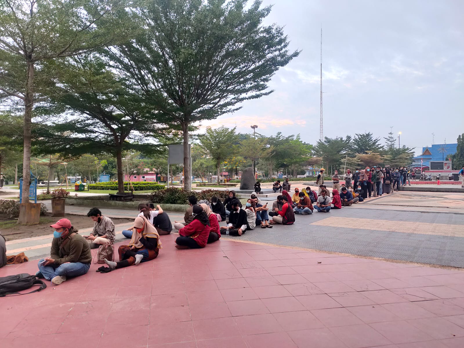Antrian vaksin di Taman RTH Tunjuk Ajar Integritas, Jalan Jenderal A Yani, Kota Pekanbaru, pagi ini.