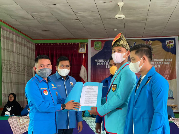 Ketua DPD KNPI Riau Serahkan SK Kepengurusan DPD KNPI Meranti Pada Momentum Jambore Pemuda