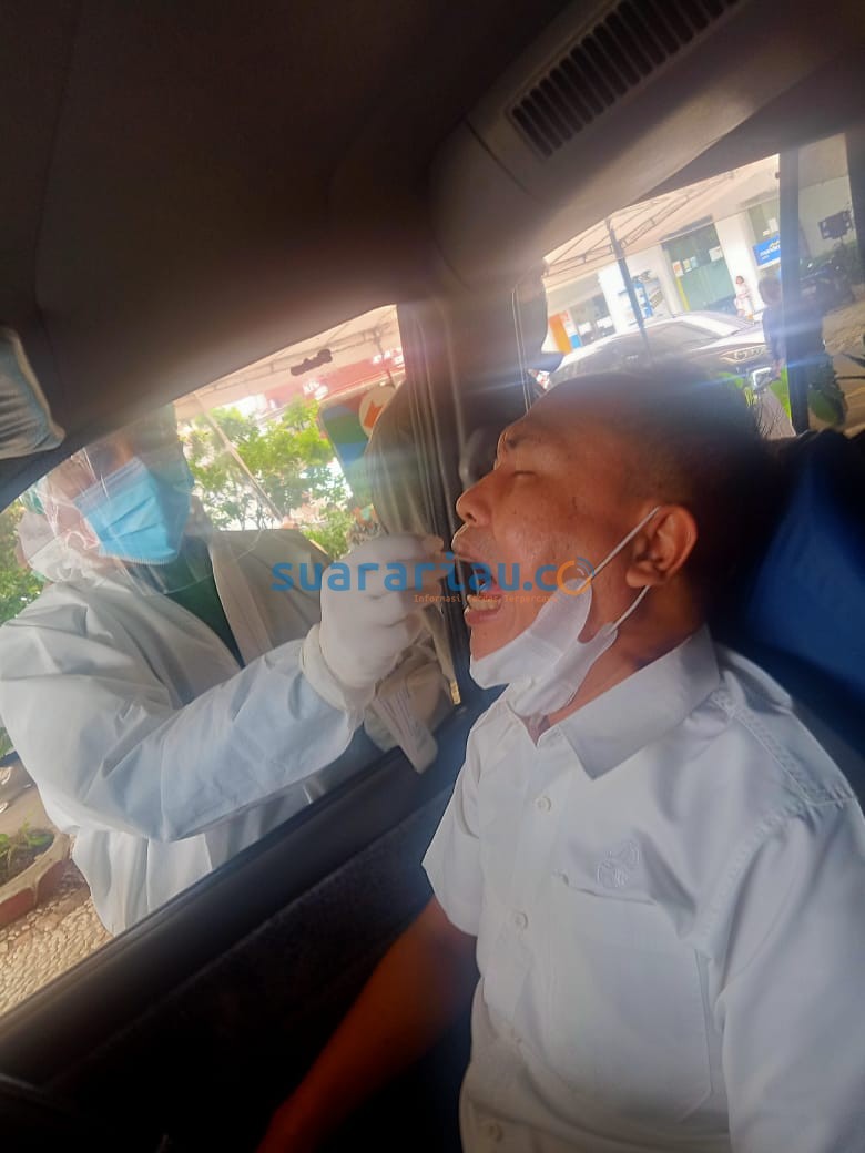 Seorang warga saat melakukan layanan tes swab (usap) PCR dengan cara drive trhu di RS Pelni, Slipi, Jakarta. (Foto: Ist) 