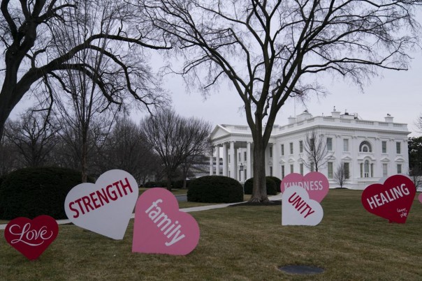 Ibu Negara AS Membuat Dekorasi Valentine  di Halaman Gedung Putih