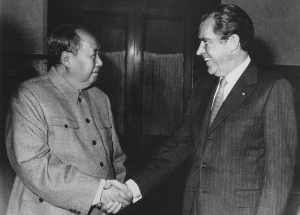 - Dalam file foto 21 Februari 1972 ini, pemimpin partai komunis China Mao Zedong, kiri, dan Presiden AS Richard Nixon berjabat tangan saat mereka bertemu di Beijing, China. Terombang-ambing di tengah potensi mencairnya hubungan AS dengan China, Judy 