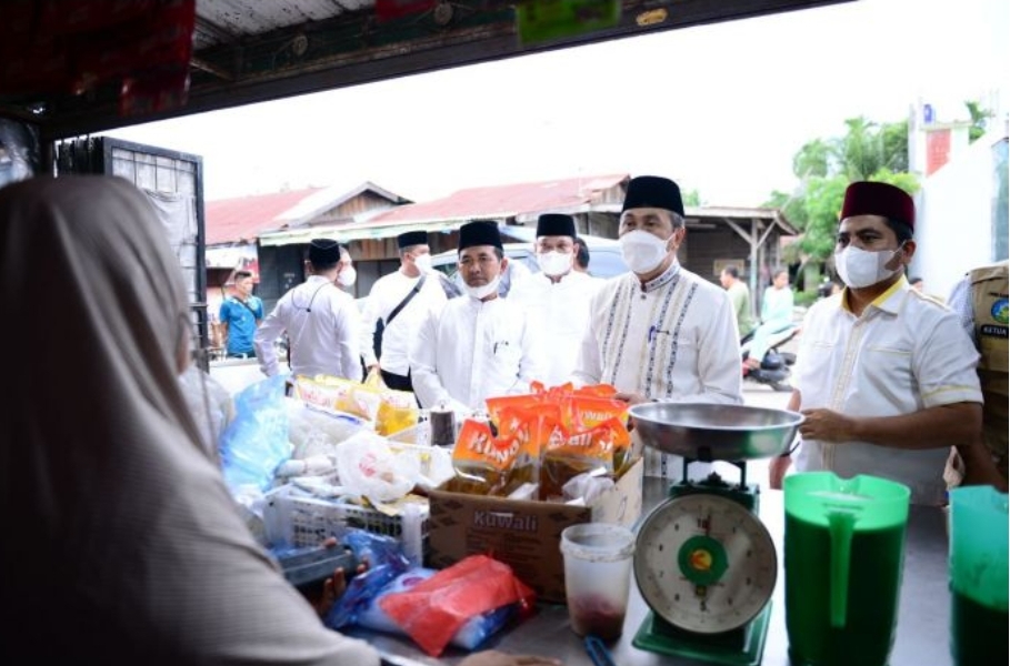 Gubri Tinjau Pelaksanaan Pasar Murah di  Pelalawan,Warga Minta Dilanjutkan