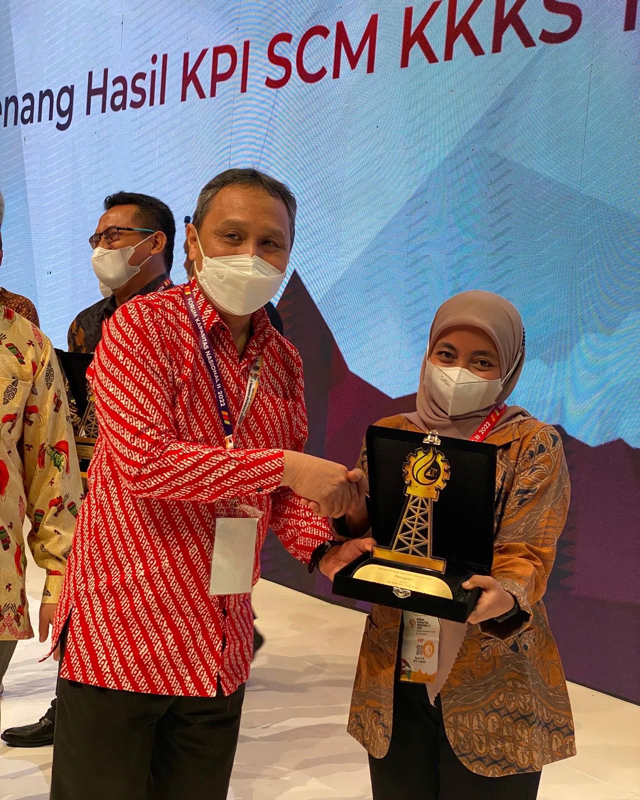 SCM Manager PT SPR Langgak, Susi K Ria (kanan) menerima penghargaan yang diberikan oleh Plt. Deputi Pengendalian Pengadaan SKK Migas, Rudi Satwiko (kiri) sebagai peringkat 1 pemegang hasil KPI SCM KKKS tahun buku 2021 dengan WP&B kurang dari US$ 25 j