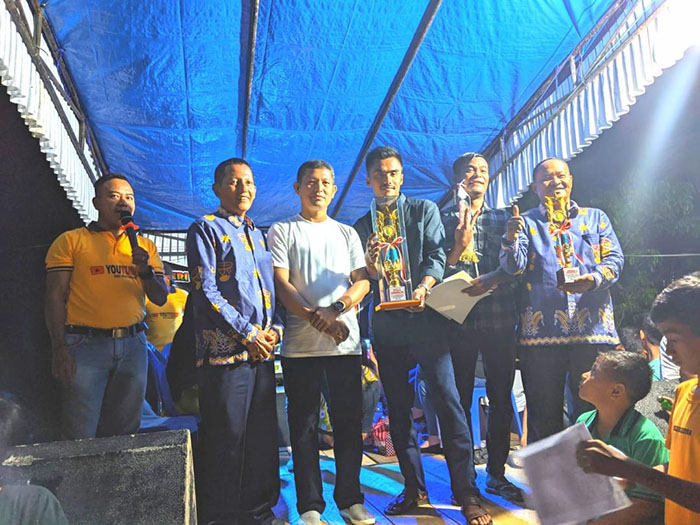 Plt Camat Sentajo Raya Serahkan Piala Bergilir Pacu Jalur Miniatur Rayon I 2022, Ini Rincian Pemenangnya