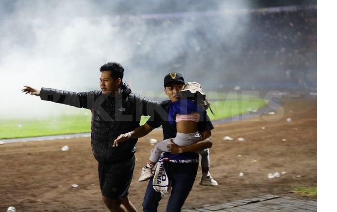 Terkait Petaka Kanjuruan, Malang, Korban Tewas Mencapai 131 Orang.Jokowi Minta Usut Tuntas