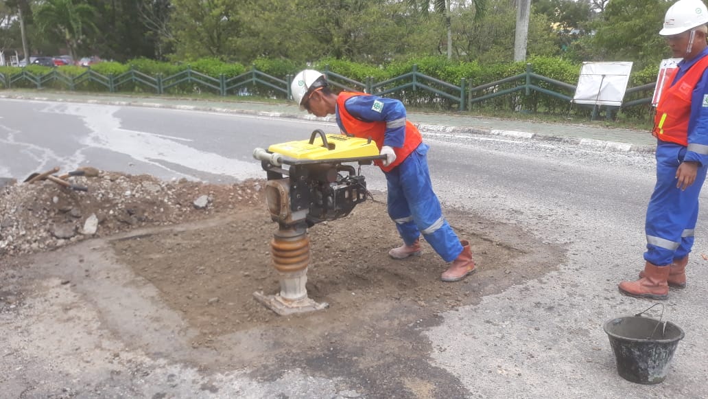 Demi Kelancaran Berkendara dan Keselamatan Warga, PHR Perbaiki Jalan Berlubang di Rumbai