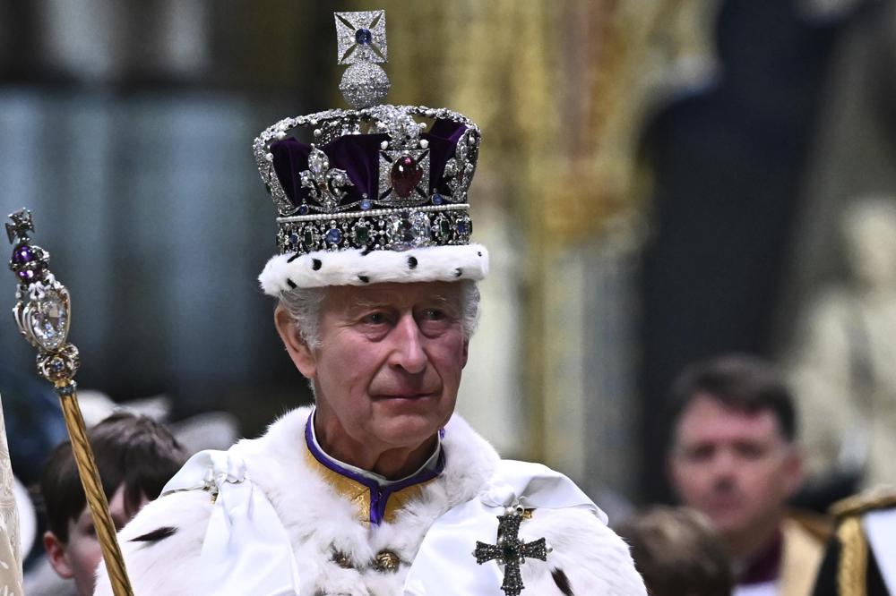 Raja Charles III Dinobatkan Jadi Raja Dengan Urapan Minyak Zaitun Tanah Suci,Keagungan dan Sorak Sorai Mewarnainya