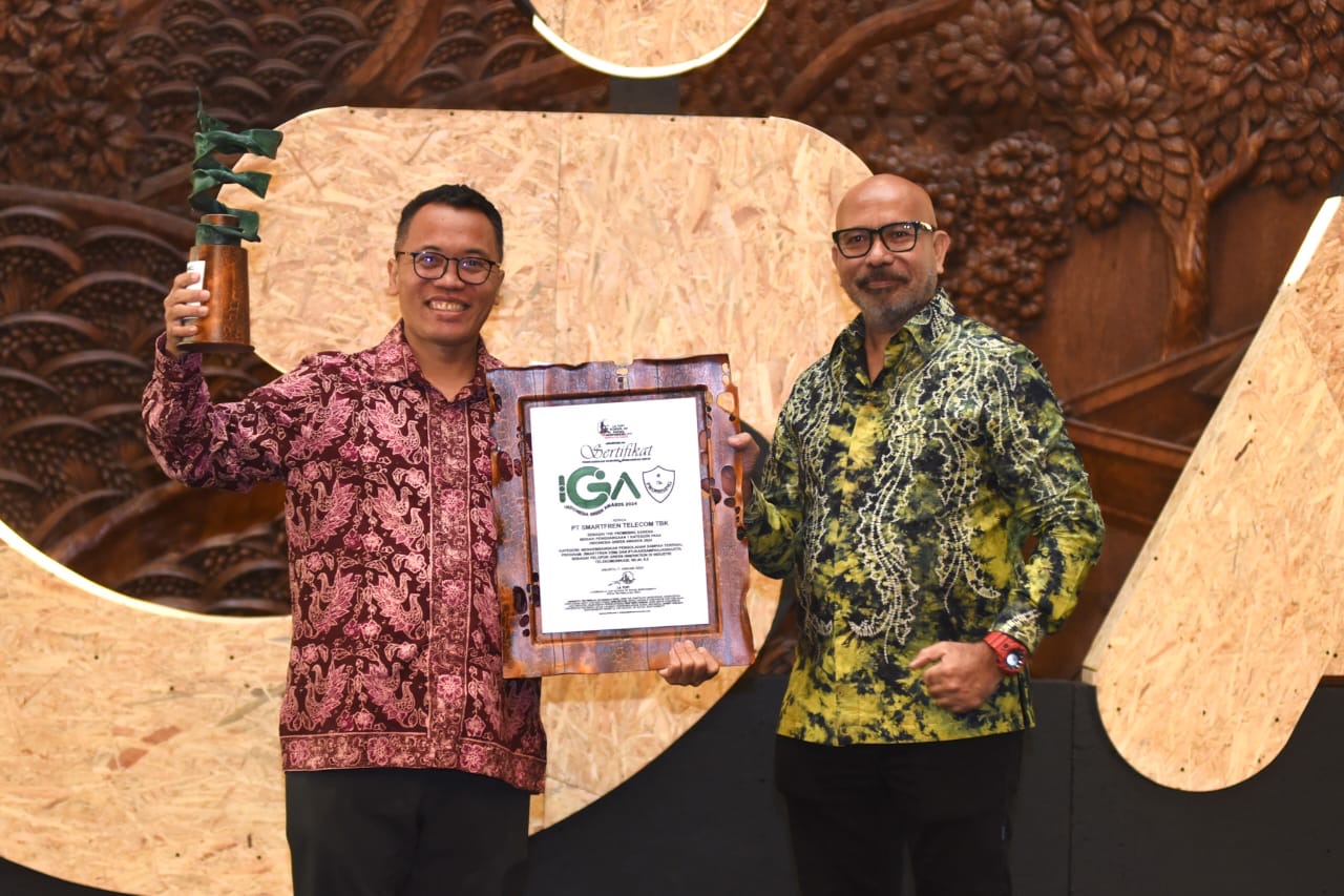 Smartfren Raih Indonesia Green Awards 2024 dengan Program eSIM dan Edukasi Lingkungan Bebas Sampah